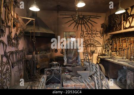 ISTANBUL, TURCHIA - 20 SETTEMBRE 2020: Antica ricreazione di smithy nel Museo industriale Rahmi M. Koc. Il museo Koc è un museo industriale dedicato alla storia o Foto Stock