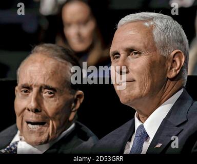 Cleveland, Ohio, USA, 18 luglio 2016 Vice candidato presidenziale Mike Pence seduto con il senatore Robert Dole (R-KS) nella casella VIP alla Convention Nazionale Repubblicana stasera alla Quicken Arena di Cleveland. Foto Stock