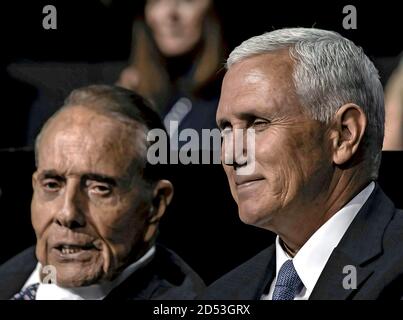 Cleveland, Ohio, USA, 18 luglio 2016 Vice candidato presidenziale Mike Pence seduto con il senatore Robert Dole (R-KS) nella casella VIP alla Convention Nazionale Repubblicana stasera alla Quicken Arena di Cleveland. Foto Stock