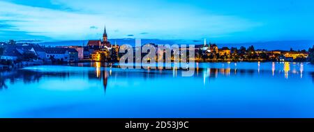 Jindrichuv Hradec paesaggio urbano panoramico con stagno Vajgar in primo piano. Repubblica Ceca. Foto Stock