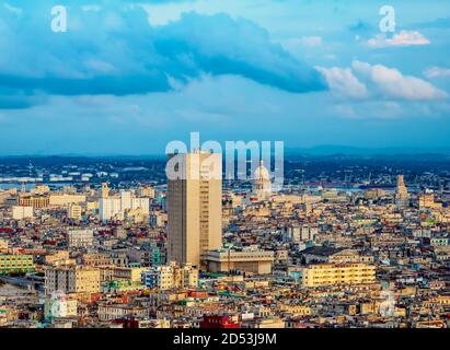 Vista sul Centro Habana verso El Capitolio al tramonto, l'Avana, la provincia di Habana, Cuba Foto Stock