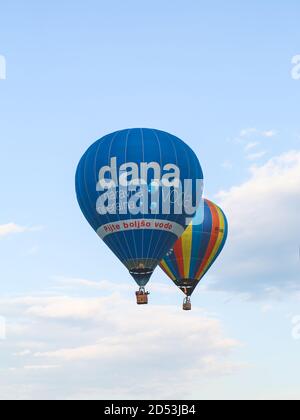 Zapresic/Croazia-1 maggio 2018: Due mongolfiere che volano in aria, sopra festival aperto Foto Stock
