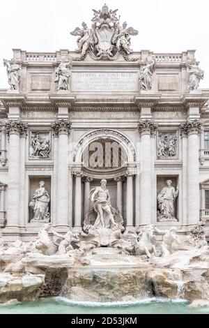 Fontana di Trevi, in italiano: Fontana di Trevi. Vista dettagliata della parte centrale con la statua di Oceanus. Roma, Italia. Foto Stock