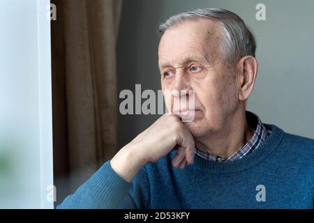 Nonna e nipote felici si abbracciano in cucina a casa. Relazioni intergenerazionali, valori familiari, amore, cura. Povero, peopl ordinario Foto Stock