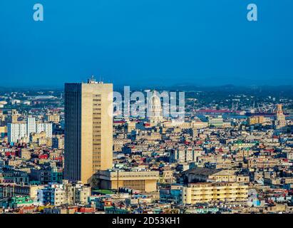 Vista sul Centro Habana verso El Capitolio, l'Avana, la Provincia di la Habana, Cuba Foto Stock