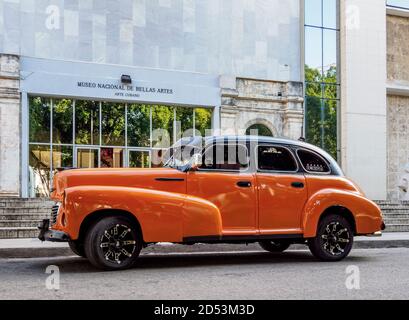 Auto d'epoca di fronte al Museo Nazionale delle Belle Arti, Cuban Art Branch, l'Avana, la Provincia di Habana, Cuba Foto Stock