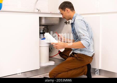 L'impianto idraulico installa un filtro dell'acqua. Filtro dell'acqua. Foto Stock