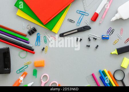 Materiale per la scuola, fermagli per carta, matite, colori scisor e notebook Foto Stock