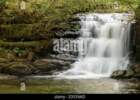 Lunga esposizione della grande cascata a Watersmeet in Devon Foto Stock