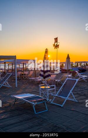 Bellissima spiaggia italiana di Viareggio al tramonto, Italia, Europa Foto Stock
