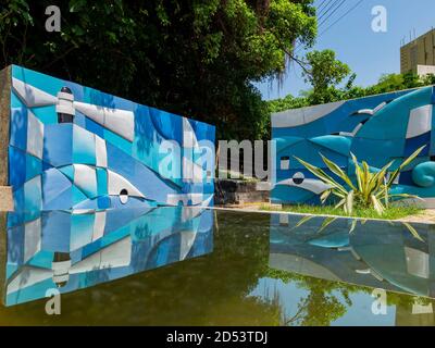 Vista soleggiata del piccolo giardino del faro di Cihou a Kaohsiung, Taiwan Foto Stock