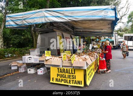 Scorcio del mercato settimanale cittadino in Viale Cesare Macchi, con la gente che acquista cibo locale da bancarelle in estate, Siena, Toscana, Italia Foto Stock