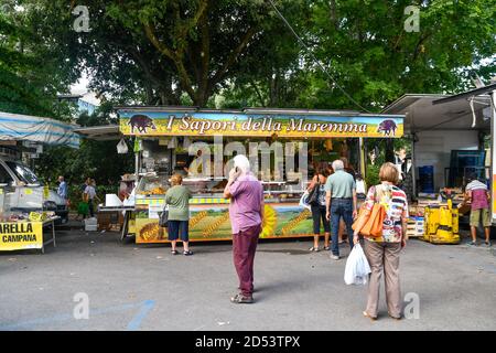 Scorcio del mercato settimanale cittadino in Viale Cesare Macchi, con la gente che acquista cibo locale da bancarelle in estate, Siena, Toscana, Italia Foto Stock