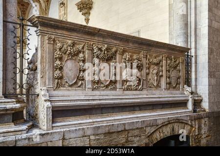 Lato esterno destro della Loggia della Mercanzia con bassorilievo di Antonio Federighi raffigurante il Lupo Capitolino, Siena, Toscana, Italia Foto Stock