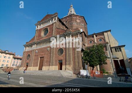 Pavia, Lombardia, Italia - 26 settembre 2019 : Vista a basso angolo del Duomo di Pavia, situato in Lombardia in Italia Foto Stock