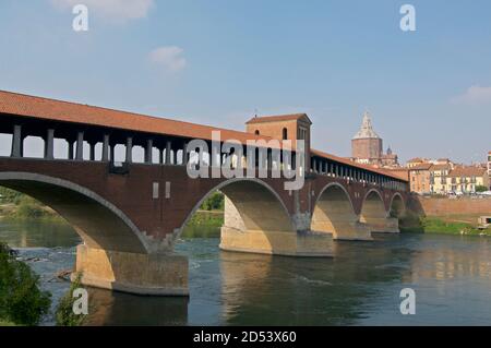 Vista del Ponte Coperto (o Ponte Vecchio) con la chiesa del Duomo sullo sfondo situata nella città di Pavia, Italia Foto Stock