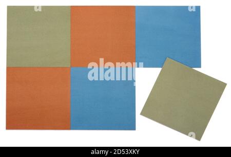 campioni quadrati di tappeti blu, arancione e verde oliva fotografati su sfondo bianco Foto Stock
