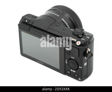 Fotocamera digitale mirrorless Alpha A5100 di Sony con Sony PZ 16-50 lente tagliata isolata su sfondo bianco Foto Stock