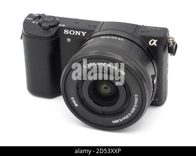 Fotocamera digitale mirrorless Alpha A5100 di Sony con Sony PZ 16-50 lente tagliata isolata su sfondo bianco Foto Stock