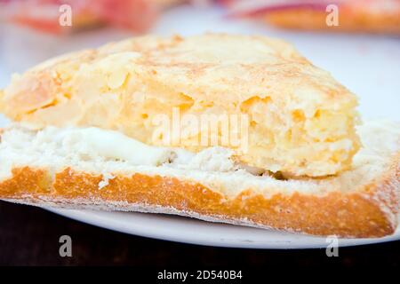 Primo piano di una frittata spagnola in una fetta di pane Foto Stock