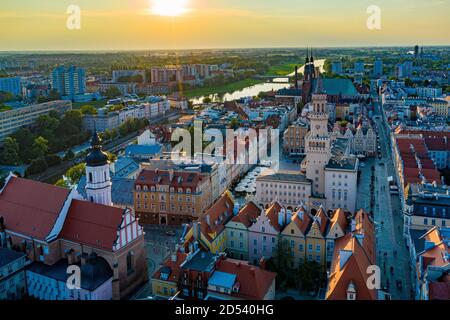 Vista aerea del drone sul centro di Opole e sulla città vecchia. Foto Stock