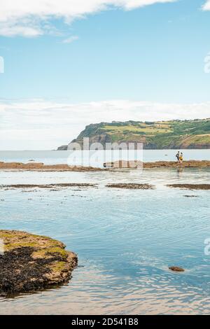 Coppia al Robin Hood's Bay 2020 luglio Foto Stock