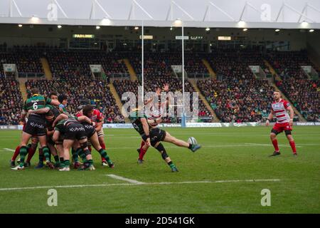 Northampton, Inghilterra, 28 dicembre 2019. Cobus Reinach, metà mischia, per Northampton Saints, calci la palla mentre Franco Marais di Gloucester Rugby si tuffa per cercare di bloccare il calcio. Foto Stock