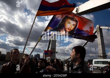 Mosca, Russia. 24 Apr 2015. Gli Armeni etnici celebrano il centesimo anniversario del genocidio armeno nell'Impero Ottomano Foto Stock