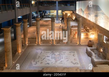 Gaziantep, Turchia-Settembre 14 2020: Vista interna del Museo dei mosaici Zeugma con i turisti Foto Stock
