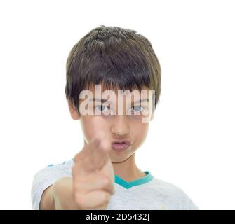 il ragazzo sicuro scatta il dito alla fotocamera. Foto Stock