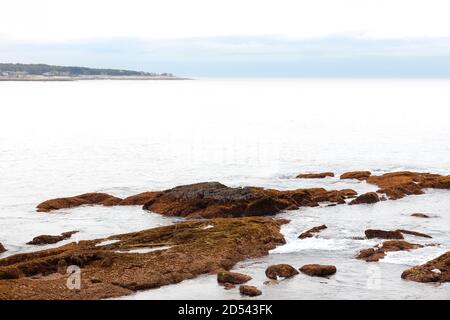 Rocce a Sandy Bay, Rockport, Massachusetts, al largo della cima di Bearskin Neck. Foto Stock