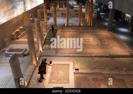 Gaziantep, Turchia-Settembre 14 2020: Vista interna del Museo dei mosaici Zeugma con i turisti Foto Stock