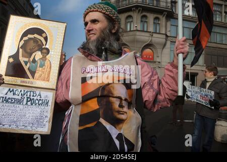 Mosca, Russia. 21 febbraio 2015 UN uomo con un ritratto di Vladimir Putin partecipa a un rally anti-Maidan che celebra l'anniversario di un anno di proteste pro-UE in Ucraina iniziate nella Piazza dell'Indipendenza di Kiev (conosciuta anche come Maidan) Foto Stock