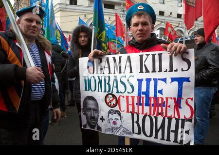 Mosca, Russia. 21 febbraio, 2015 persone partecipano a un rally anti-Maidan che celebra l'anniversario di un anno di proteste pro-UE in Ucraina iniziate nella Piazza dell'Indipendenza di Kiev (conosciuta anche come Maidan) Foto Stock