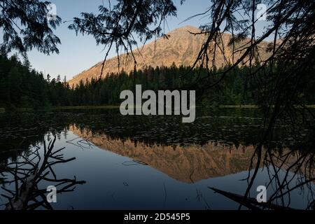 Johns Lake nel Glacier National Park, Montana. STATI UNITI. Torna al concetto di natura. Foto Stock