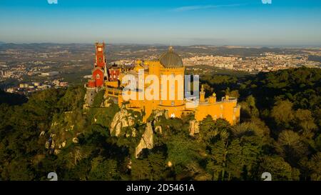 Vista aerea del famoso e colorato Palazzo Nazionale di pena a Sintra, vicino a Lisbona, Portogallo. Estate sera paesaggio al tramonto. Foto Stock