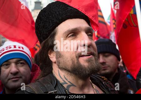 Mosca, Russia. 21 febbraio 2015 il capo del chirurgo del club dei bikers dei Lupi notturni Alexander Zaldostanov (al centro) partecipa a un rally patriottico tenuto dal movimento anti-Maidan nel centro di Mosca. Migliaia di attivisti pro-Cremlino scesero nelle strade della Mosca centrale per prevenire una rivolta in stile ucraino in Russia Foto Stock