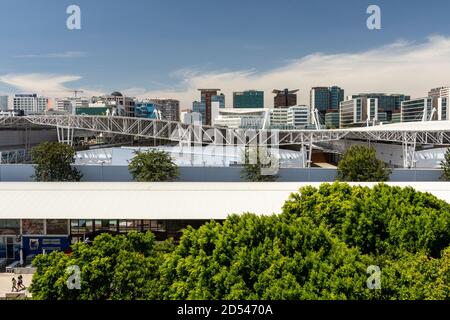 Splendida vista sugli edifici moderni nell'area Parque das Nacoes di Lisbona, Portogallo Foto Stock