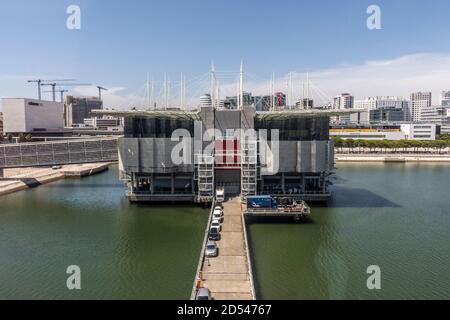 Splendida vista sul moderno edificio Oceanarium nell'area Parque das Nacoes di Lisbona, Portogallo Foto Stock