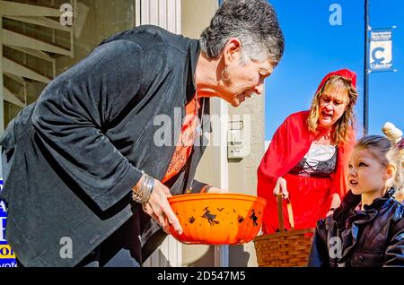 Bambini trick-or-treat presso le aziende del centro, 31 ottobre 2011, a Columbus, Mississippi. Foto Stock