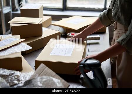 Venditore femminile lavoratore magazzino imballaggio spedizione scatola ordine per la spedizione. Foto Stock