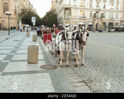 Praga, Repubblica Ceca - 27 settembre 2020: Carrozza trainata da cavalli, mercati della Piazza della Città Vecchia, ristoranti, gente affollata nella Piazza della Città Vecchia di Pragu Foto Stock