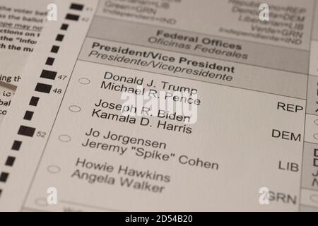 Austin, Texas, 12 ottobre 2020: I candidati presidenziali Donald Trump e Joe Biden vengono mostrati in un scrutinio per posta, noto anche come 'voto degli assenti' dopo essere arrivati per posta a casa di un elettore. Il voto deve essere compilato e spedito o lasciato di persona in tempo per essere conteggiato prima del giorno delle elezioni del 3 novembre. Foto Stock