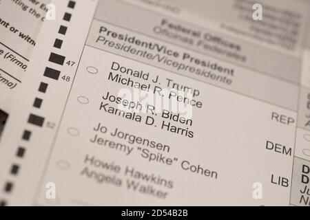 Austin, Texas, 12 ottobre 2020: I candidati presidenziali Donald Trump e Joe Biden vengono mostrati in un scrutinio per posta, noto anche come 'voto degli assenti' dopo essere arrivati per posta a casa di un elettore. Il voto deve essere compilato e spedito o lasciato di persona in tempo per essere conteggiato prima del giorno delle elezioni del 3 novembre. Foto Stock