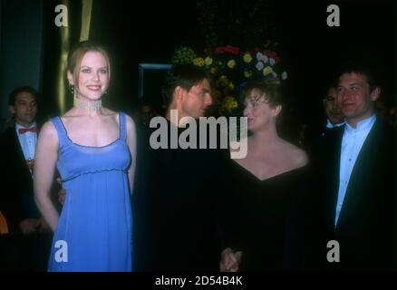 Los Angeles, California, USA 25 Marzo 1996 (L-R) attrice Nicole Kidman, attore Tom Cruise e attrice Meryl Streep e marito Don Gummer partecipano al 68th Annual Academy Awards al Dorothy Chandler Pavilioin il 25 Marzo 1996 a Los Angeles, California, USA. Foto di Barry King/Alamy Stock foto Foto Stock