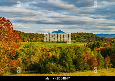 Vista dei campi agricoli rurali e delle foreste con cammelli Hump Mountain in autunno fogliame stagione, in Vermont Foto Stock