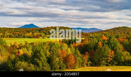 Vista dei campi agricoli rurali e delle foreste con cammelli Hump Mountain in autunno fogliame stagione, in Vermont Foto Stock