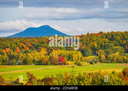 Vista dei campi agricoli rurali e delle foreste con cammelli Hump Mountain in autunno fogliame stagione, in Vermont Foto Stock