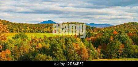 Vista dei campi agricoli rurali e delle foreste con cammelli Hump Mountain in autunno fogliame stagione, in Vermont Foto Stock