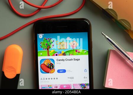 New York, USA - 29 settembre 2020: Logo dell'app mobile Candy Crush Saga sullo schermo del telefono in primo piano, editoriale illustrativo Foto Stock